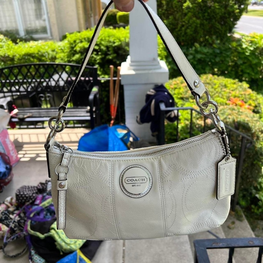 y2k 2000s white patent leather coach shoulder bag / handbag ౨ৎ ⊹ ‧₊˚